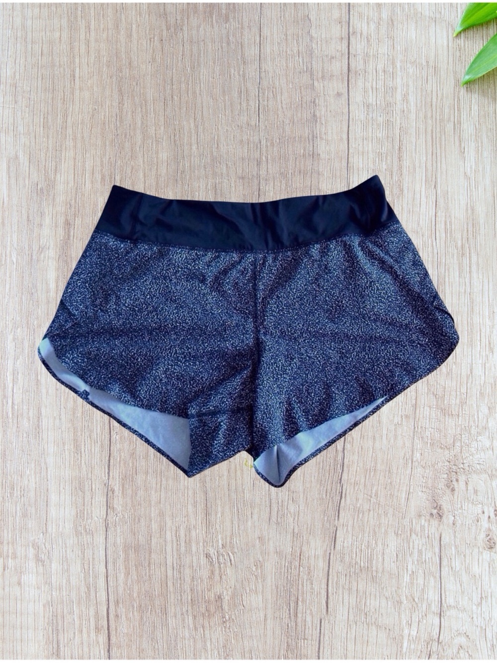 Athleta Run With It 3.5" Printed Shorts — Black White Speckle — Medium EUC